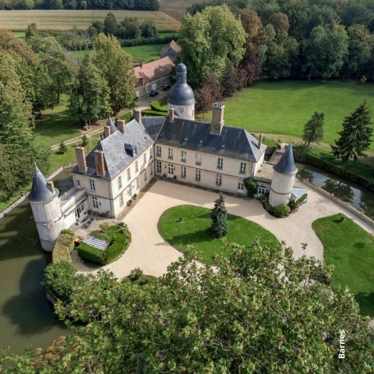 Châteaux, moulins et malouinières : le patrimoine français séduit une nouvelle génération d’acheteurs