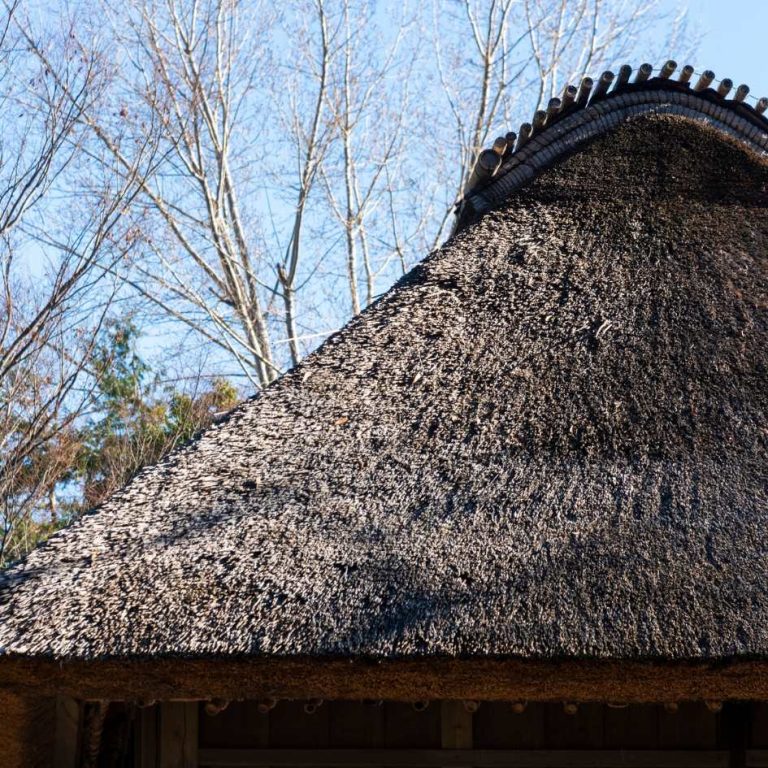 Un PLU peut‑il imposer la conservation d’une toiture en chaume pour protéger le caractère patrimonial d’un bâtiment ?